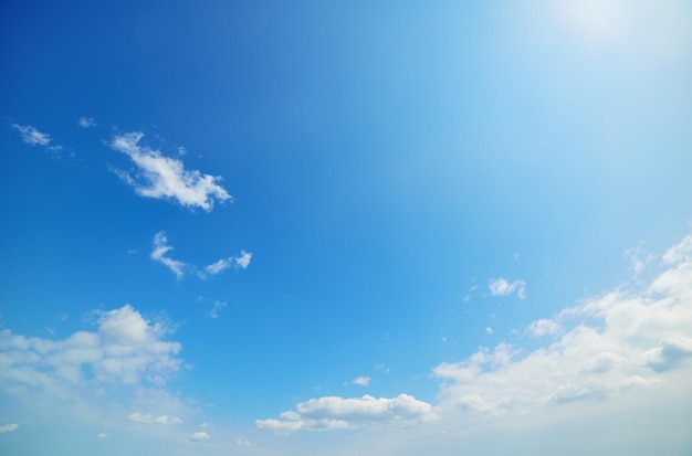 Cielo azul con nubes blancas suaves