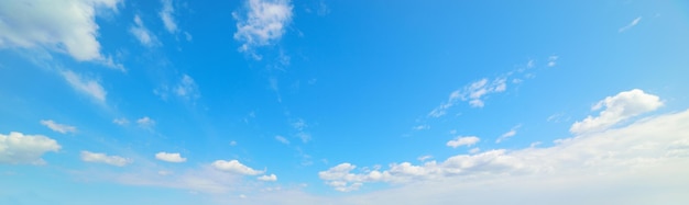 Cielo azul con nubes blancas suaves