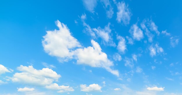 Cielo azul con nubes blancas suaves