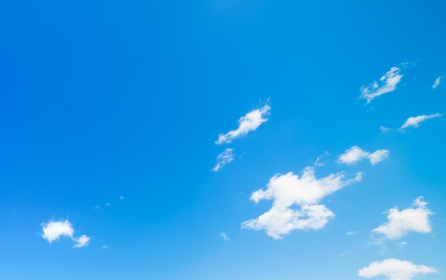 Cielo azul con nubes blancas suaves