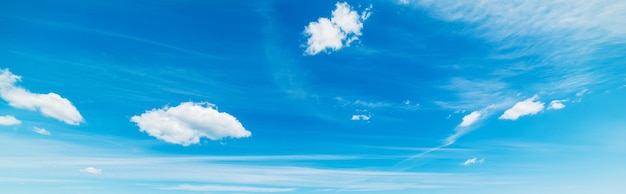 Cielo azul con nubes blancas suaves