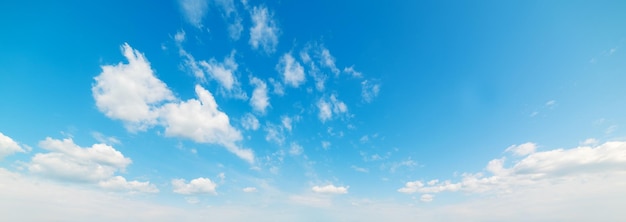 Cielo azul con nubes blancas suaves