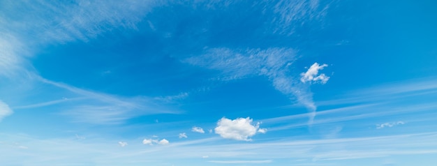 Foto cielo azul con nubes blancas suaves