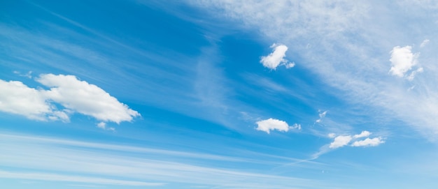 Cielo azul con nubes blancas suaves