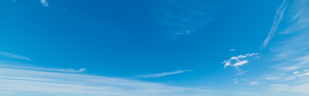 Cielo azul con nubes blancas suaves