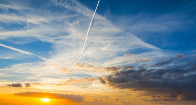 Foto cielo azul con nubes blancas y suaves