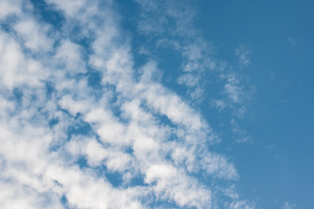 Cielo azul con nubes blancas suaves