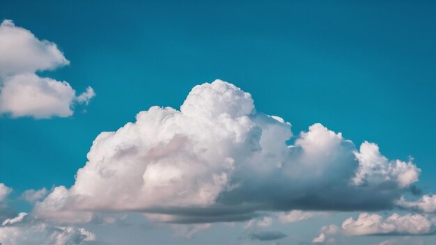 El cielo azul con nubes blancas suaves