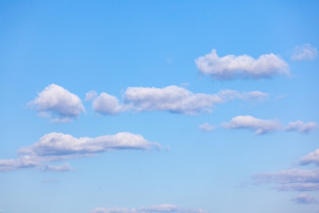 Cielo azul con nubes blancas, textura, naturaleza.