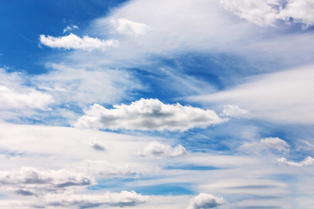 Cielo azul con nubes blancas en tiempo despejado_