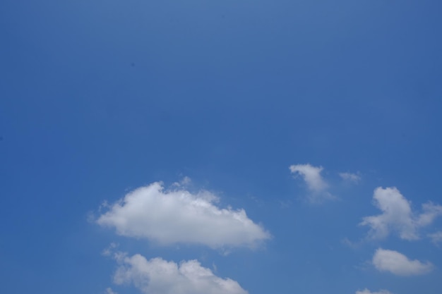 cielo azul y nubes blancas. tiempo soleado. paisaje de nubes fondo natural.