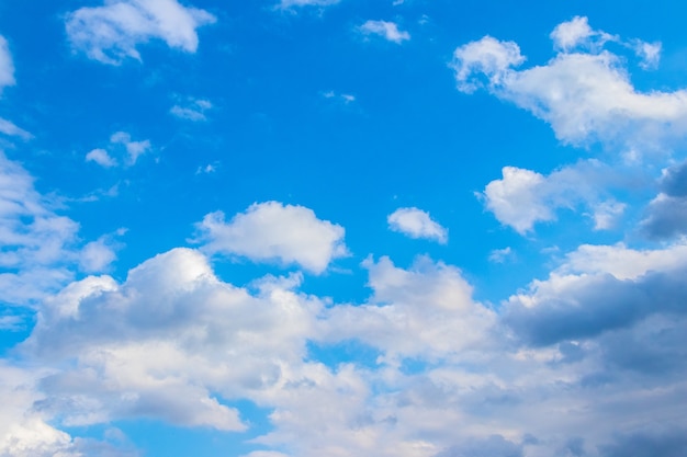 Cielo azul con nubes blancas en tiempo soleado