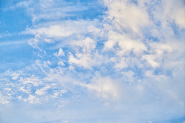 Cielo azul con nubes blancas