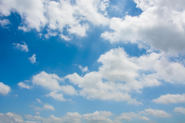 Cielo azul con nubes blancas