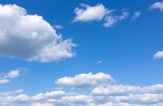 Cielo azul con nubes blancas.