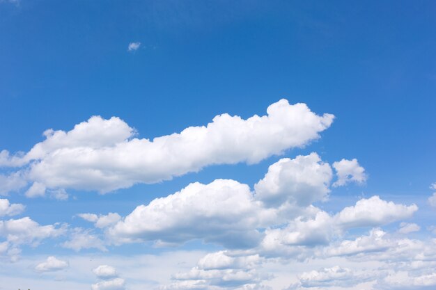 Cielo azul con nubes blancas.