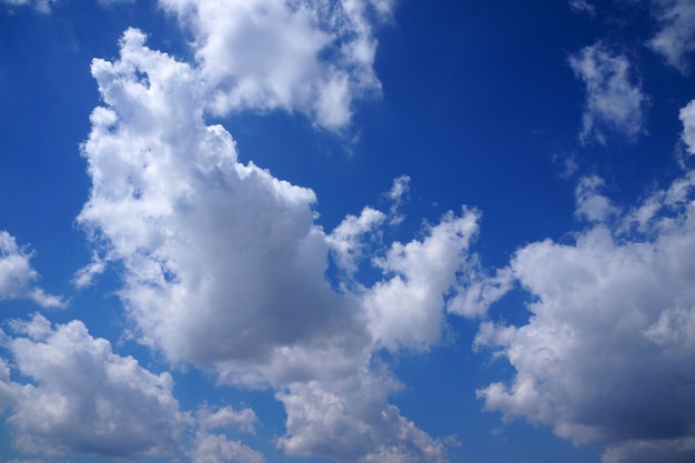 Cielo azul con nubes blancas