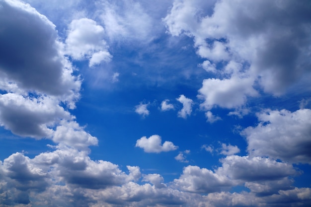 Cielo azul con nubes blancas