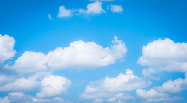 Cielo azul y nubes blancas