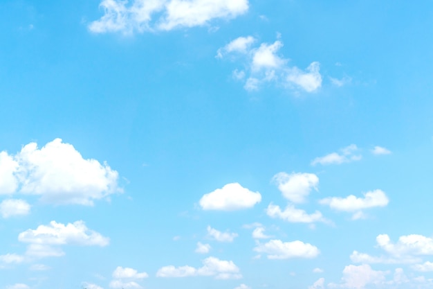 Foto cielo azul con nubes blancas