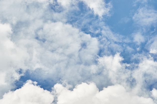 Foto cielo azul y nubes blancas