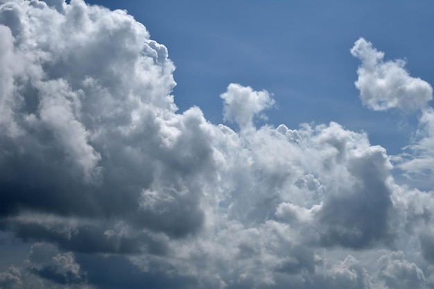 El cielo azul y las nubes blancas