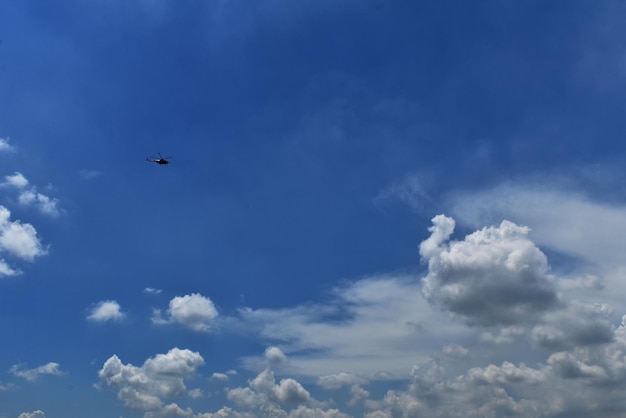 El cielo azul y las nubes blancas