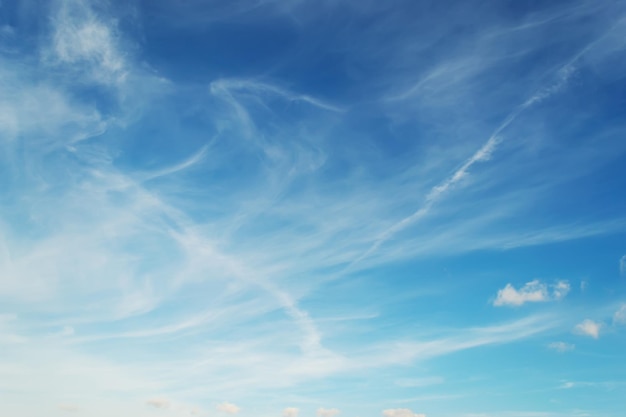 Cielo azul y nubes blancas