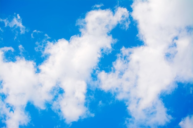 Cielo azul con nubes blancas