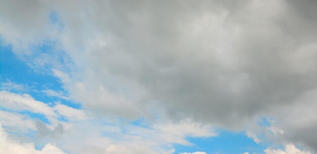 Cielo azul con nubes blancas