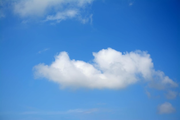 Cielo azul con nubes blancas