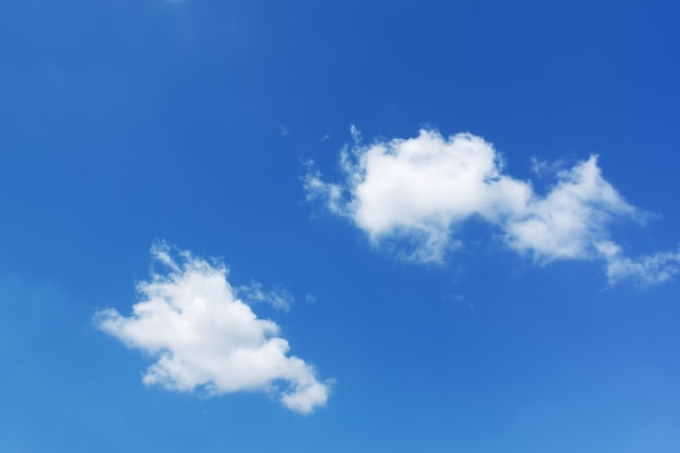 Cielo azul con nubes blancas