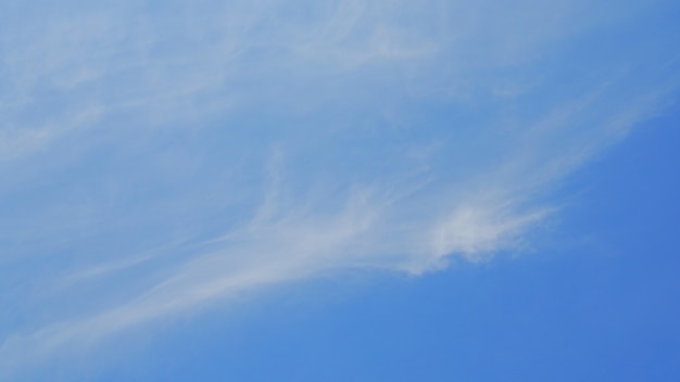 Cielo azul con nubes blancas