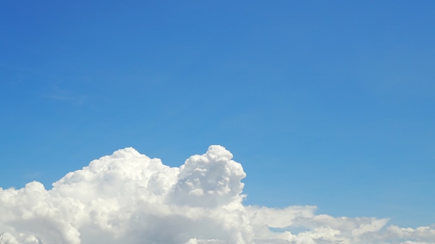 Cielo azul con nubes blancas