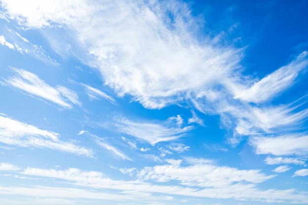 Cielo azul con nubes blancas.