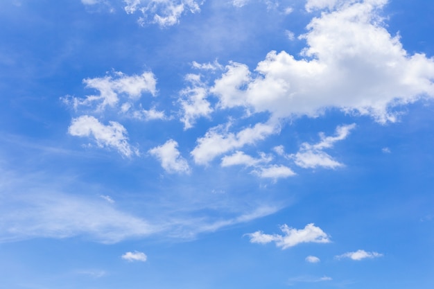 Foto cielo azul con nubes blancas