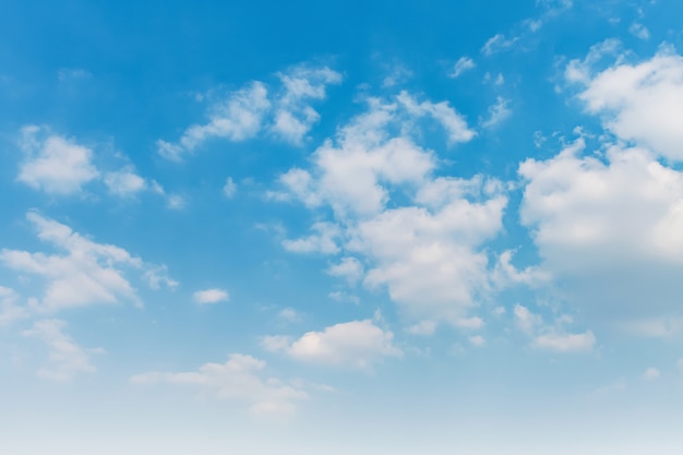 Cielo azul con nubes blancas