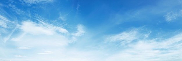 cielo azul con nubes blancas