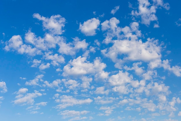 Cielo azul con nubes blancas