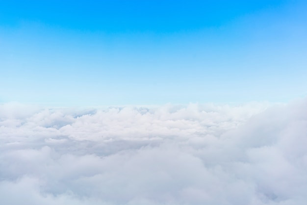 Cielo azul con nubes blancas