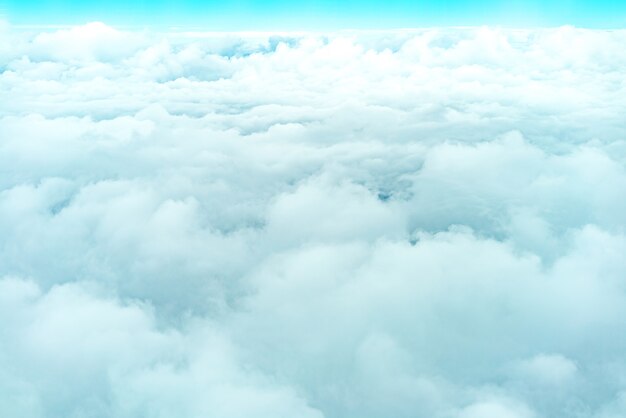 Cielo azul con nubes blancas.