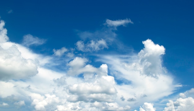 Cielo azul nubes blancas