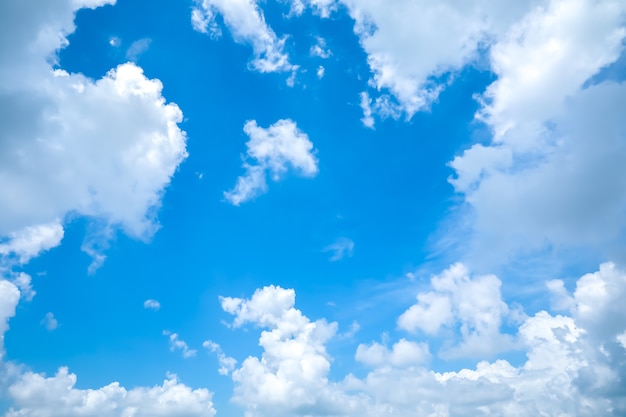 Cielo azul y nubes blancas