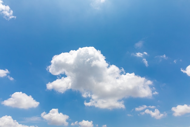 Cielo azul y nubes blancas