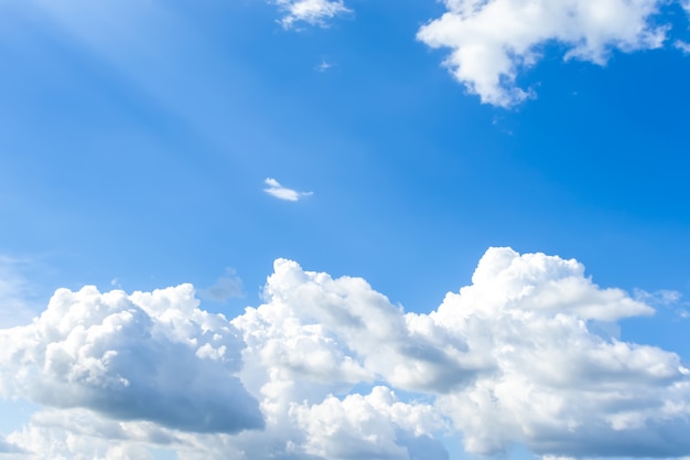 Cielo azul y nubes blancas