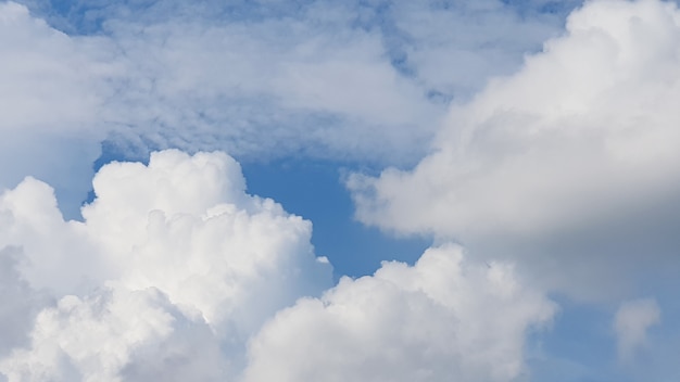 Cielo azul con nubes blancas