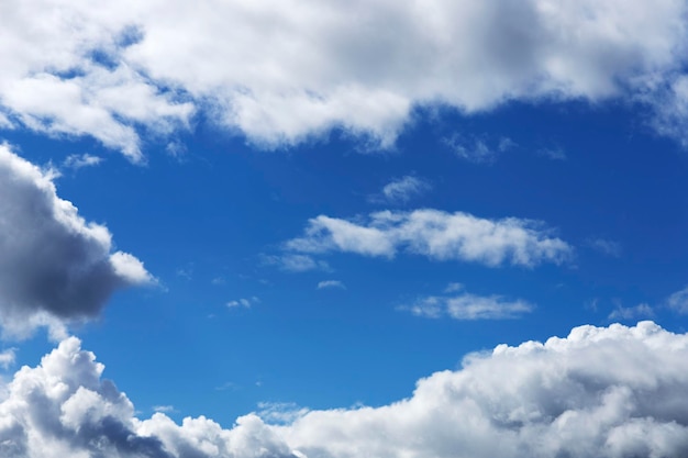 Cielo azul con nubes blancas