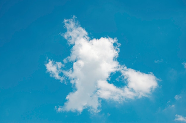 Cielo azul y nubes blancas