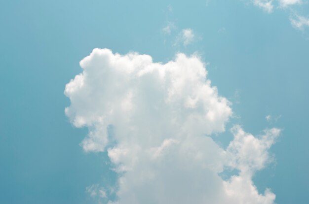 Cielo azul y nubes blancas