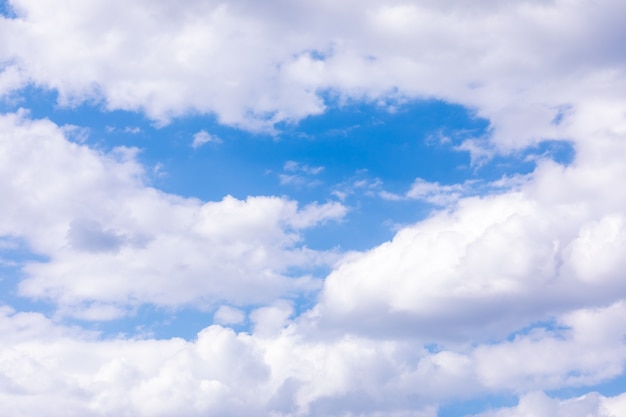 Cielo azul con nubes blancas